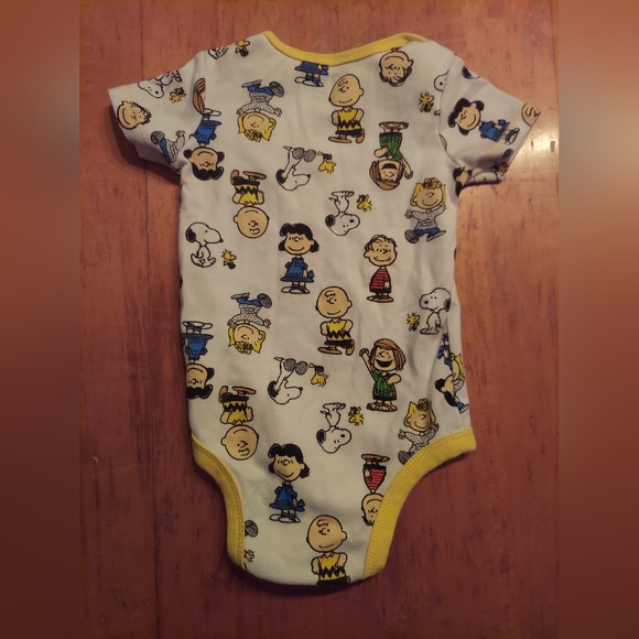 🎁5/$25 -Peanuts onesie, 12 months_ Snoopy and Charlie Brown - Picture 2 of 6